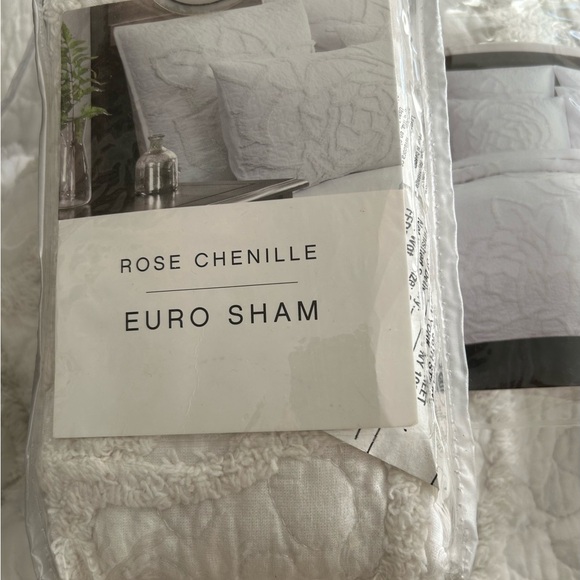 ROSE CHENILLE FULL/QUEEN QUILT SET, 1 QUILT & 2 SHAMS & 1 EURO SHAM- NEW, - Picture 4 of 6